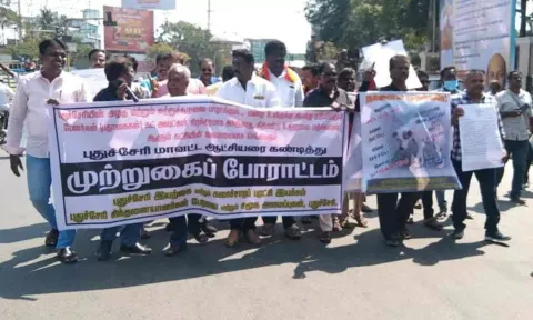 பேனர் கட்அவுட் அகற்றாததை கண்டித்து சமூக அமைப்பினர் கலெக்டர் அலுவலகத்தை முற்றுகையிட ஊர்வலமாக வந்த காட்சி.