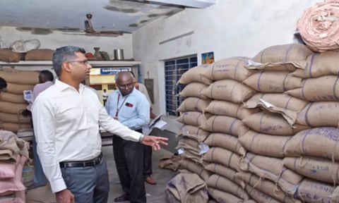 ரேசன் கடையில் கலெக்டர் ஸ்ரீதர் ஆய்வு செய்த காட்சி.