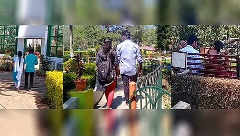 உலகம் முழுவதும் இன்று காதலர் தினம் கொண்டாடப்பட்டது. தமிழகத்தில் சுற்றுலா தலங்களில் காதலர்கள் இன்று வழக்கத்தை விட அதிகளவில் குவிந்து மகிழ்ச்சியை பகிர்ந்து கொண்டனர். ஏற்காடு பூங்காவில் உற்சாகமாக சுற்றித்திரிந்த காதலர்களை படத்தில் காணலாம்.