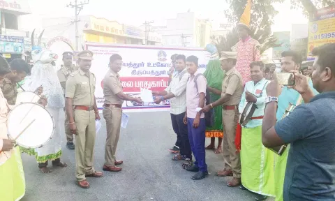திருப்பத்தூர் துணை போலீஸ் சூப்பிரண்டு கணேஷ் பொதுமக்களிடம் விழிப்புணர்வு துண்டு பிரசுரங்களை வழங்கிய போது எடுத்த படம்.