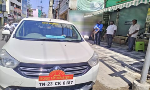 வருமான வரித்துறை அதிகாரிகள் சோதனைக்கு வந்த வாகனம்.