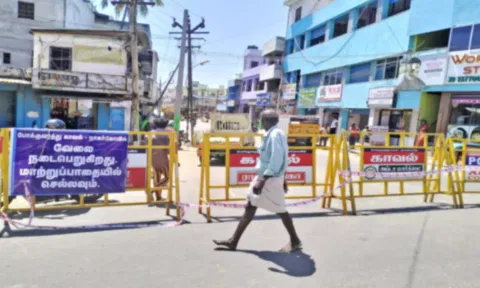 தடுப்பு வைத்து சாலை மூடப்பட்டு உள்ளதை காணலாம்.