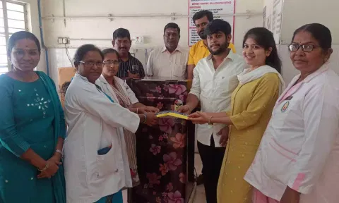 பல்லடம் அரசு மருத்துவமனைக்கு குளிர்சாதன பெட்டி வழங்கிய புதுமண தம்பதி