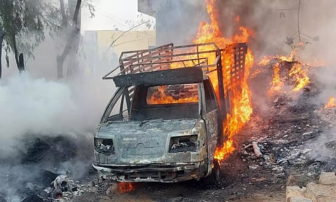 தீ விபத்தில் எரிந்த வாகனம்