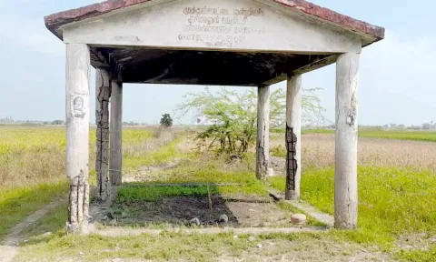 பழுதடைந்த நிலையில் உள்ள மயான கொட்டகை.