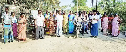 மாணிக்கம்பட்டி-ராஜக்காள்பட்டி செல்லும் சாலையை  சீரமைத்து தரக்கோரி கிராம மக்கள் சாலை மறியலில் ஈடுபட்டனர்.