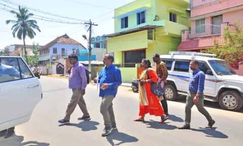 நாகர்கோவில் வாலிபர் வீட்டில் சோதனை நடத்தி விட்டு வெளியே வந்த என்.ஐ.ஏ. அதிகாரிகள்.