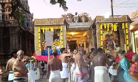 ஆதிநாதர் ஆழ்வார் தாயாருடன் மற்றும் நம்மாழ்வார் வெட்டிவேர் சப்பரத்தில் வீதி உலா வந்த போது எடுத்தபடம்.