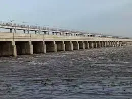 கரூர் காவிரி ஆற்றில் அடித்து செல்லப்பட்ட 4 மாணவிகள்-தேடும் பணியில் தீயணைப்புத்துறையினர் தீவிரம்