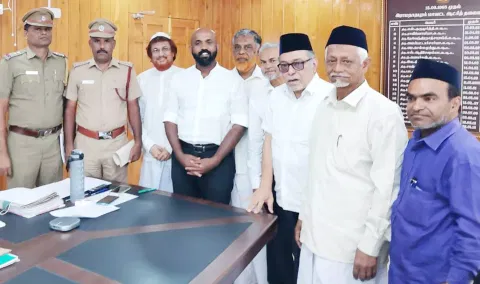 கலெக்டர் ஜானிடாம் வர்கீசை கீழக்கரை கே.எல்.கே. வெல்பேர் கமிட்டி நிர்வாகிகள் சந்தித்தனர்.