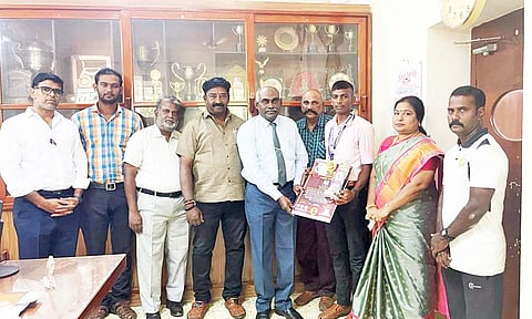 சாதனை படைத்த மாணவனை பாராட்டிய காட்சி