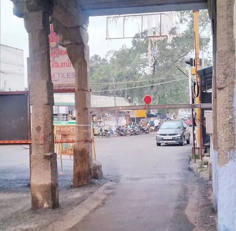 டவுன் காட்சி மண்டபத்தில் தாழ்வாக உள்ள இரும்பு தடுப்பு.