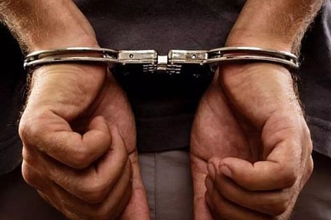 சட்டவிரோதமாக மது விற்ற 3 பேர் கைது