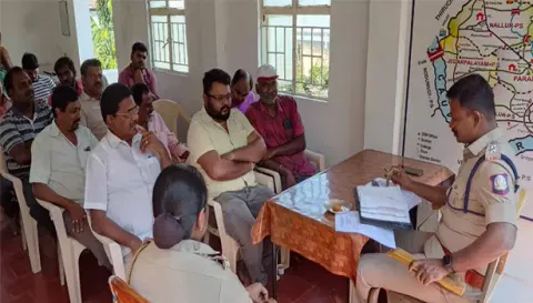 பரமத்திவேலூர் போலீஸ் டி.எஸ்.பி கலையரசன் தலைமையில் விழிப்புணர்வு கூட்டம் நடைபெற்றபோது எடுத்த படம்.&nbsp;
