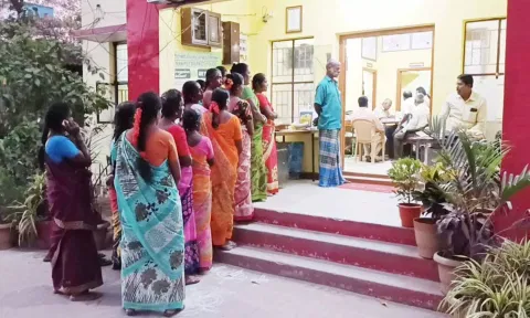 அரக்கோணம் போலீஸ் நிலையத்தில் பொதுமக்கள் முற்றுகை செய்த காட்சி.