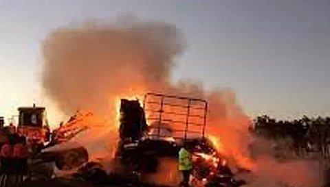 வைக்கோல் லாரியில் திடீர் தீ