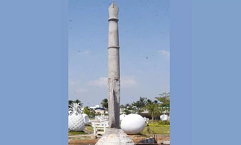 புதுக்கோட்டை நகராட்சி பூங்காவில் 10 அடி உயரத்தில் பேனா நினைவு சின்னம்