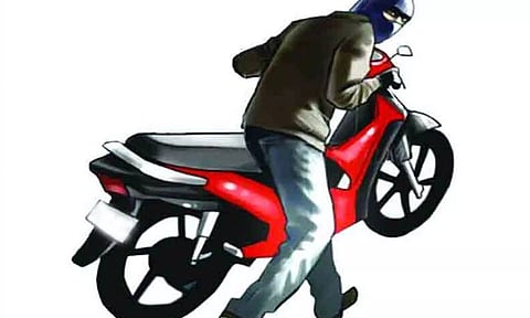 பல்லடம் அருகே வீட்டின் முன்பு நிறுத்தியிருந்த மோட்டார் சைக்கிள் திருட்டு