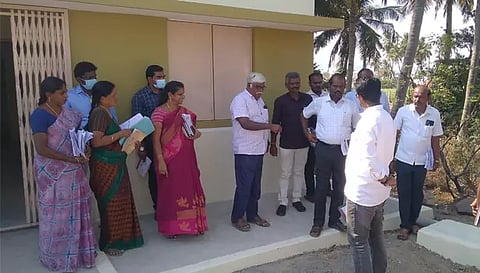 முத்துக் காளிப்பட்டி பால் உற்பத்தியாளர் கூட்டுறவு சங்க கட்டிடத்தை கூடுதல் இயக்குனர் ஆய்வு செய்த காட்சி.