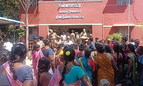 போலீஸ் நிலையம் முன்பு முற்றுகையிட்டு போராட்டம் நடத்தியவர்களை படத்தில் காணலாம்.