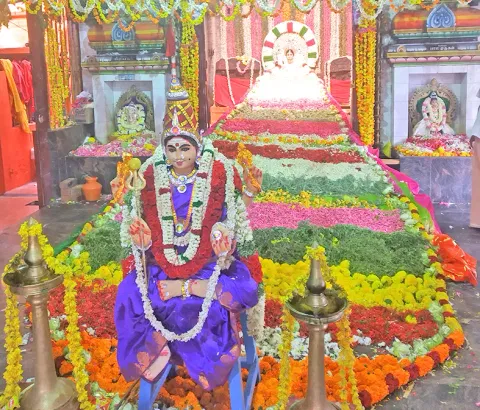 சிறப்பு அலங்காரத்தில் அம்மன்