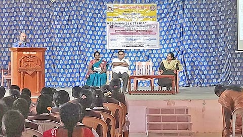 விழிப்புணர்வு நிகழ்ச்சி நடந்த போது எடுத்தபடம்.