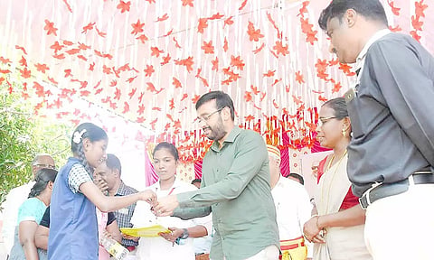 முகாமை கலெக்டர் அருண் தம்புராஜ் தொடங்கி வைத்து மாணவிகளுக்கு மாத்திரை வழங்கினார்.