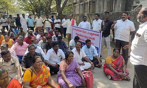 புதிய மதுக்கடைக்கு எதிர்ப்பு தெரிவித்து புதுவை கலால்துறை அலுவலகம் முன்பு பொதுமக்கள் காத்திருப்பு போராட்டம்