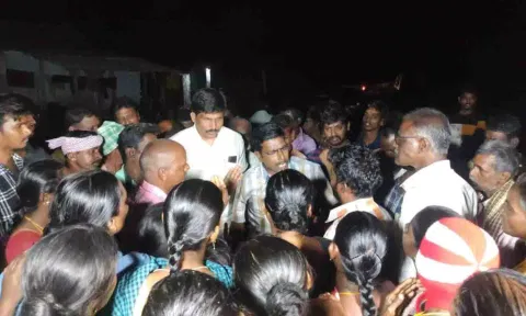 கிராம நிர்வாக அலுவலரிடம் பொதுமக்கள் வாக்குவாதத்தில் ஈடுபட்ட காட்சி.