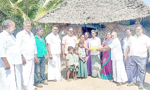 மாணவர்களின் வீடுகளுக்கு சென்று ஆசிரியர்கள் தாம்பூலம் வைத்து அழைத்தனர்.