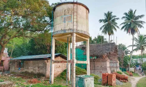 பயன்பாடற்ற நிலையில் உள்ள மேல்நிலை நீர்த்தேக்க தொட்டி.