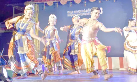 விழாவில் கதம்ப நாட்டியம் நடைபெற்றது.