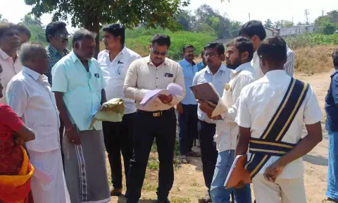மாவட்ட வருவாய் அலுவலர் ஜெய் பீம் நேரில் பார்வையிட்டு ஆய்வு செய்த காட்சி.