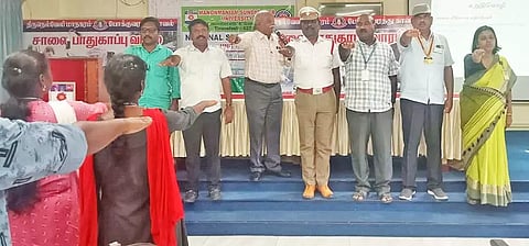பாதுகாப்பு குறித்த உறுதிமொழி ஏற்கப்பட்ட காட்சி.