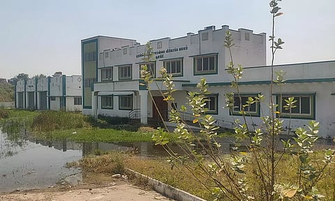 சூளகிரி ஒருங்கிணைந்த வேளாண்மை அலுவலகம் முன்பு கழிவு நீர் தேங்கி உள்ளதை படத்தில் காணலாம்.&nbsp;