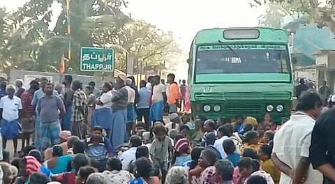 பஸ்சை சிறை பிடித்து ஈடுபட்ட பொதுமக்கள்.