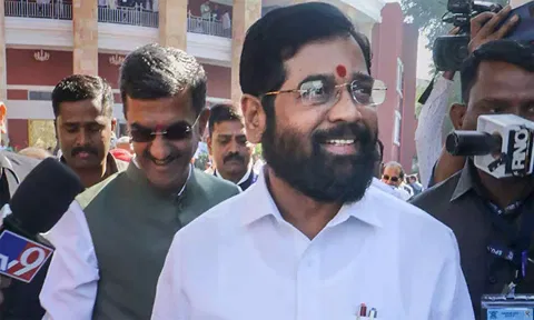 இவர்கள்தான் சட்டப்பூர்வ சிவ சேனா... ஏக்நாத் ஷிண்டே தரப்புக்கு அங்கீகாரம் வழங்கியது தேர்தல் ஆணையம்