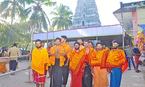 பக்தர்கள் இன்று காலை திருவிடைமருதூர் மகாதேவர் கோவிலில் தரிசனம் முடித்து செல்வதை படத்தில் காணலாம்.