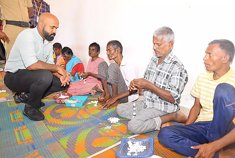 ஏர்வாடி மனநல காப்பகத்தில் வசிப்பவர்களிடம் கலெக்டர் ஜானி டாம் வர்கீஸ்  குறைகளை  கேட்டறிந்தார்.