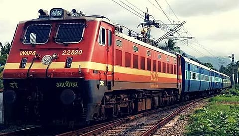 கோவையில் ரெயில் மோதி தம்பதி பலி- தற்கொலையா? என போலீஸ் விசாரணை