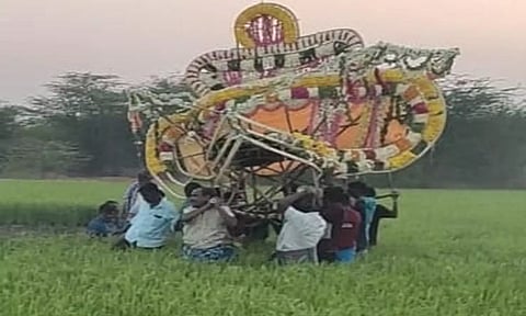 இறந்தவர் உடலை வயல் வழியாக தூக்கிச் சென்ற அவலம்
