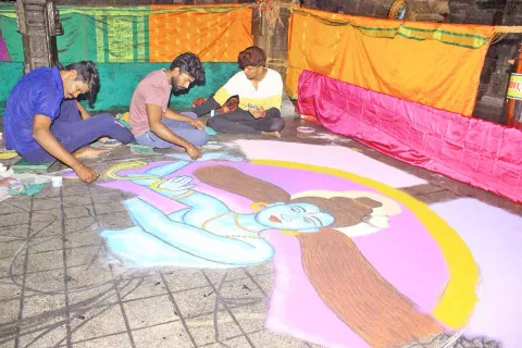 பாளை சிவன் கோவிலில் மகா சிவராத்திரியை முன்னிட்டு ஓவியம் வரையும் பக்தர்கள்.