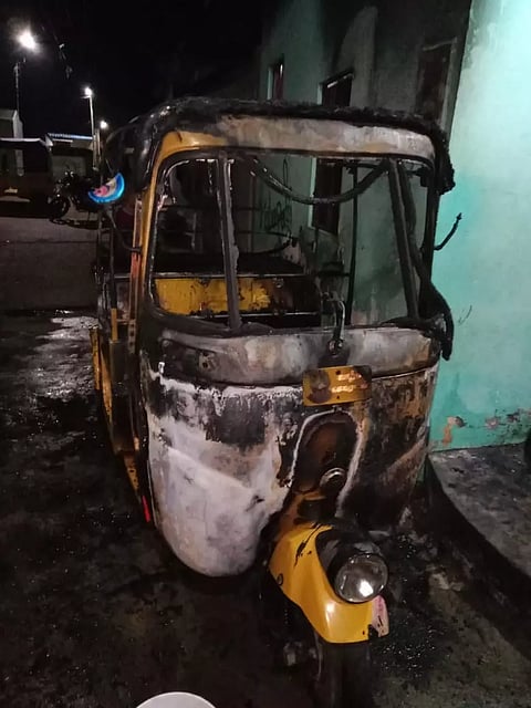 சோமரசம்பேட்டையில் வீட்டின் முன் நிறுத்தப்பட்ட ஆட்டோ தீயில் எரிந்து நாசம்