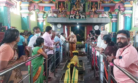 &nbsp;சிவராத்திரியை முன்னிட்டு சிவன் கோவில்களில் சாமிக்கு அபிஷேக ஆராதனைகள் நடைபெற்று வருகிறது.. இன்று காலை முதல் கால பூஜை தொடங்கியது. பக்தர்கள் காலை முதலே சாமி தரிசனம் செய்தனர். இடம்: நெசவாளர் காலனி சிவன் கோவில்