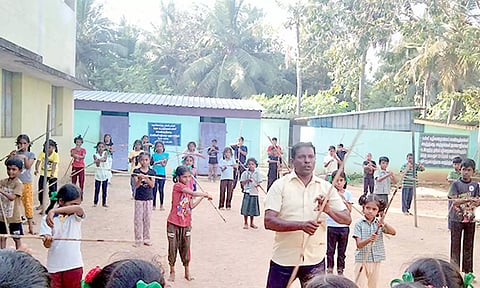 கொன்றைக்காடு தொடக்கப்பள்ளியில் சிலம்பம் பயிற்சி வகுப்புகள் நடந்தது.