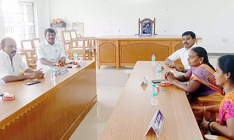பூதலூரில் உள்ளிருப்பு போராட்டம் நடந்தது.