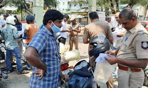 போலீசார் ஆவணங்களை ஆய்வு செய்த காட்சி.