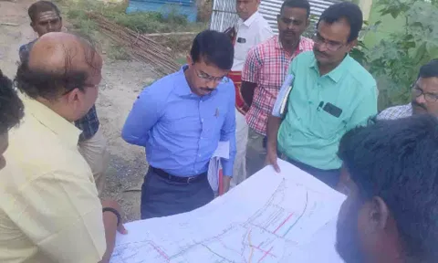 குமார்நகர்  பகுதியில்   சாலை பணிகளின் தரம் குறித்து மாநகராட்சி கமிஷனர் பவன்குமார் கிரியப்பனவர்  ஆய்வு செய்த காட்சி.&nbsp;