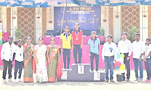 வெற்றி பெற்றவர்களுக்கு  பரிசுகள் வழங்கப்பட்ட காட்சி.