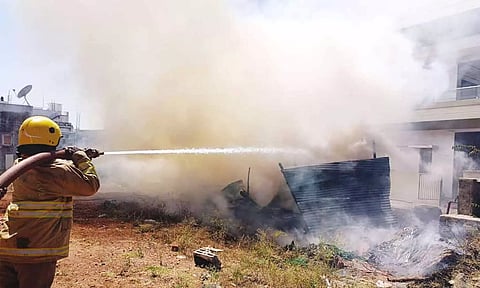 குடிசையில் ஏற்பட்ட தீயை தீயணைப்பு வீரர்கள் அணைத்த காட்சி.&nbsp;